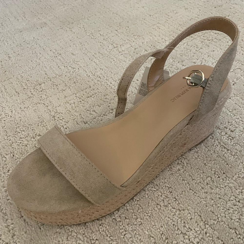 Banana Republic Tan Wedge Sandals